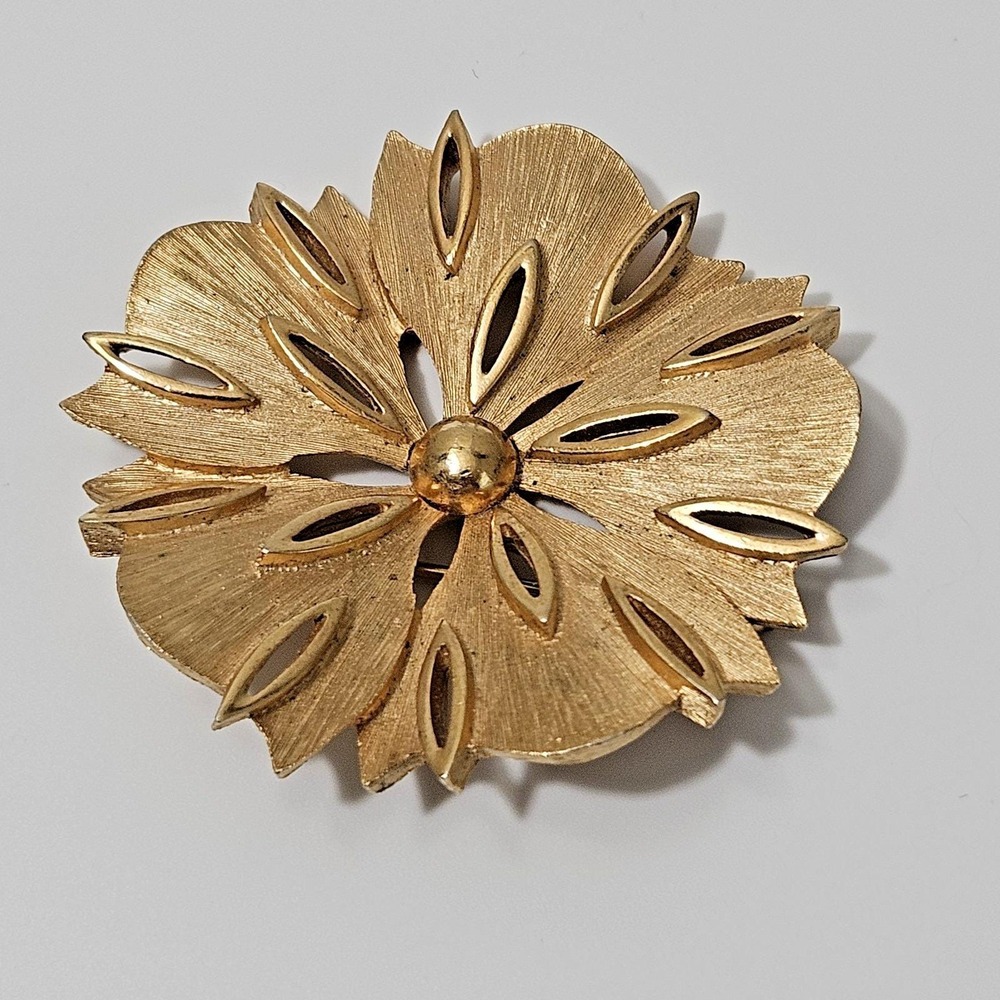 Crown Trifari Brooch Brushed Goldtone Flower Pin Floral - Picture 3 of 9